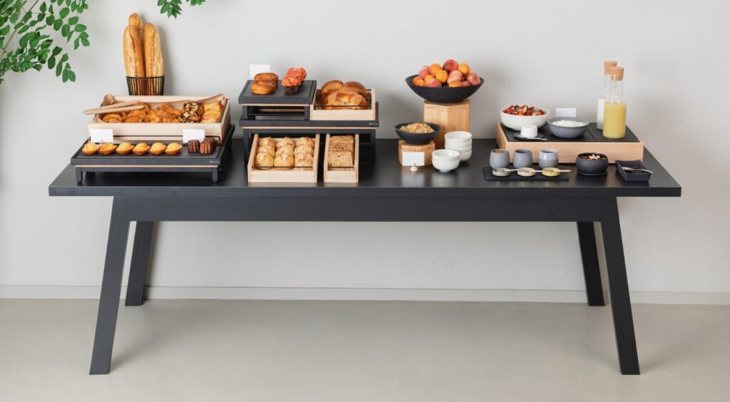 Revol en scene buffet presentatie