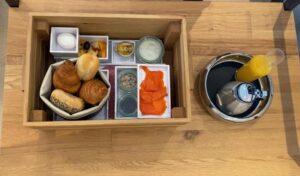 Houten-ontbijtbox-by-mettre-a-table-gevuld