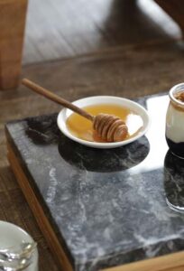 Craster_buffetmaterialen-flow-glazen en marmeren bladen