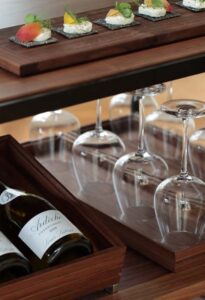 Craster_buffetmaterialen-flow-notenhouten-plateaus en rekken